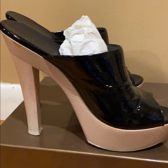 Gucci Hysteria Black Patent Leather Clogs - Picture 2 of 7